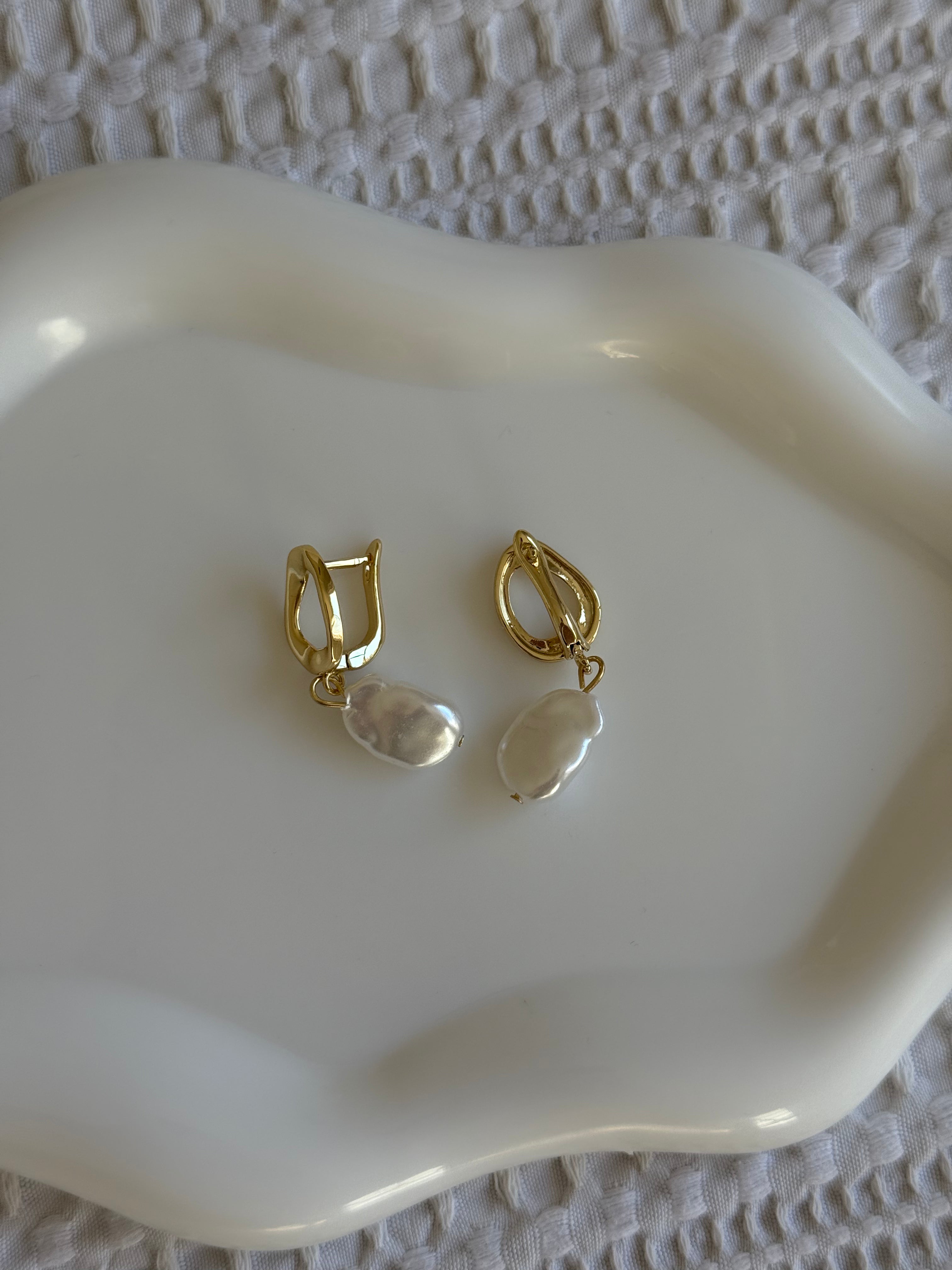 Isla Pearl Hoops